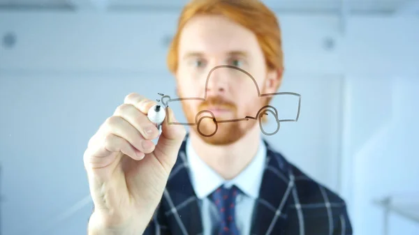 Concepto de coche de dibujo de ingeniero en vidrio transparente en la oficina, pelos rojos — Foto de Stock