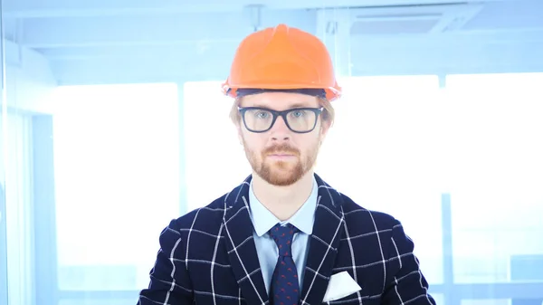 Portret van ernstige burgerlijk ingenieur-architect met rode haren — Stockfoto