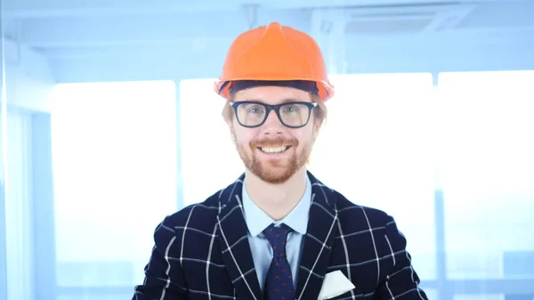 Portrait d'un ingénieur d'architecture souriant aux cheveux rouges — Photo