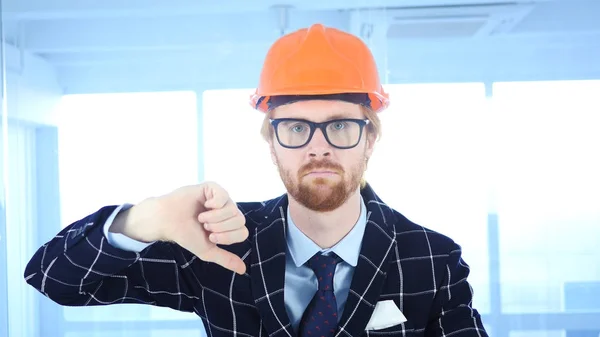Duim omlaag door burgerlijk ingenieur-architect met rode haren — Stockfoto