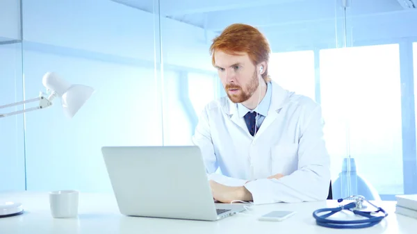 Doktor hasta, Online görüntülü sohbet laptop ile konuşmak — Stok fotoğraf