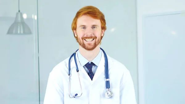 Портрет усміхненого позитивного лікаря в клініці — стокове фото