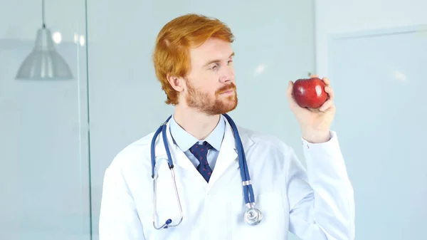 Holding ve kırmızı Apple'da arıyorsunuz doktor portresi — Stok fotoğraf