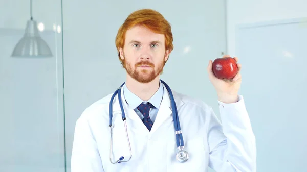 Sağlıklı yaşam tarzı ifade etmek için doktor Holding Kırmızı elma — Stok fotoğraf