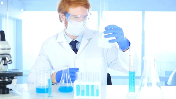 Chercheur scientifique à la recherche d'une solution dans Beaker en laboratoire, Réaction — Photo