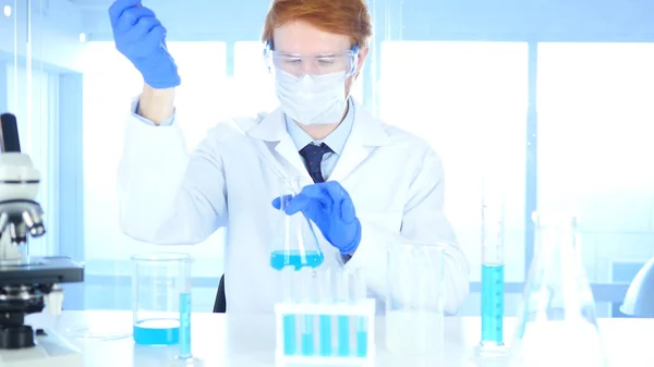 Científico ocupado haciendo investigación y reacción en el laboratorio —  Fotos de Stock