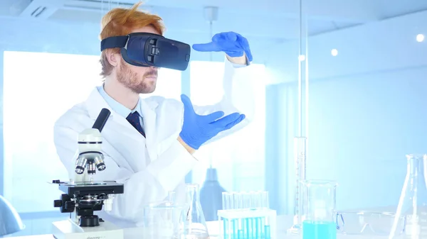 Scientist Using virtual reality glasses for Research and imagination in Laboratory, Vr Goggles — Stock Photo, Image