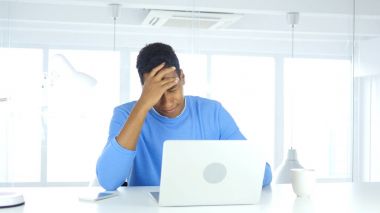 Baş ağrısı, gerginlik ve stres Afro-Amerikan erkek için