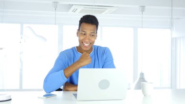 Afro-Amerikan adam kutluyor başarı, heyecan yüksek düzeyde