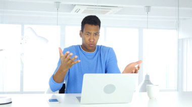 İş kaybı için tepki, kızgın Afro-Amerikan adam