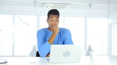 Hayrete ve iş yerinde Afro-Amerikan erkek merak