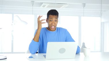 Kaybı Afro-Amerikan adam iş yerinde kızgın tarafından tepki