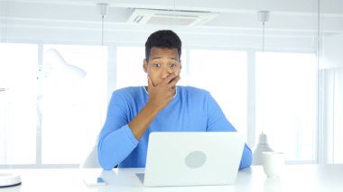 Şok, hayrete ve Afro-Amerikan erkek merak