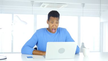 Şok, hayrete ve Afro-Amerikan erkek merak