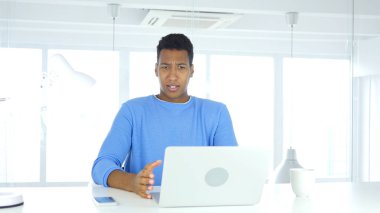 Laptop işyerinde meşgul Video sohbet