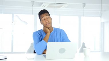 Boyun ağrısı ile yorgun Afro-Amerikan adam