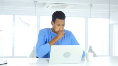 Hasta genç Afro-Amerikan adam öksürük, öksürük ve boğaz boğaz