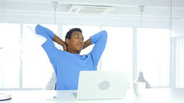 Office vücutta rahatlatıcı genç Afro-Amerikan adam