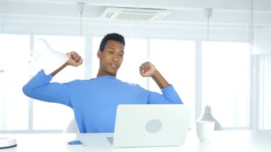 Germe ve Office vücutta rahatlatıcı genç Afro-Amerikan adam