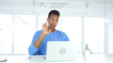 Adam meşgul Online görüntülü sohbet dizüstü iş başında