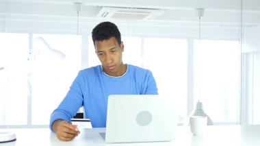 Afro-Amerikan adam Online alışveriş, kredi kartı ile ödeme meşgul