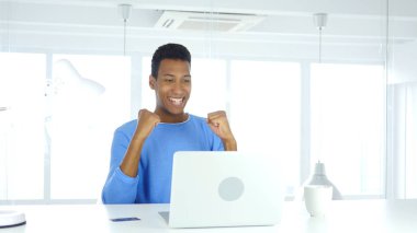 Online alışveriş, kredi kartı ile ödeme için heyecanlı