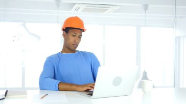 Laptop ofiste çalışan Afro-Amerikan mühendisi