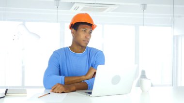 Düşünme ve dizüstü bilgisayarda çalışma Afro-Amerikan mühendis