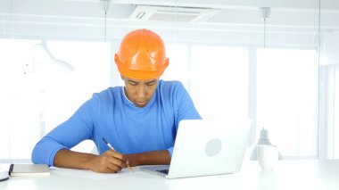 Afro-Amerikan mühendis yazılı olarak Office, belgeleri