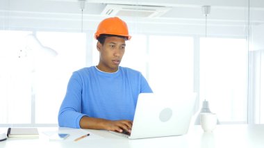 Laptop tasarım üzerinde çalışan Afro-Amerikan mühendisi