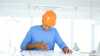 Blueprint ofisinde çalışan Afro-Amerikan mimari mühendis