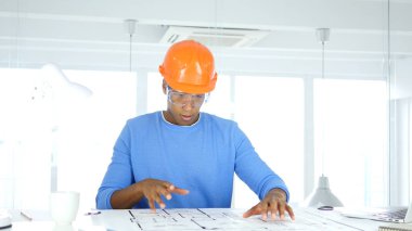 Blueprint ofisinde çalışan Afro-Amerikan mimari mühendis