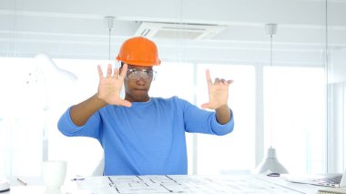 Afro-Amerikan mühendis Blueprint masa üzerinde yeni fikirler, hayal