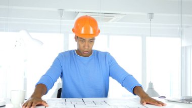 Mimari mühendis açılış Blueprint ofiste masa