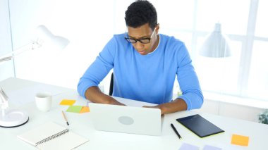 Office, yaratıcı Freelancer tasarımcı içinde Laptop üzerinde çalışıyor