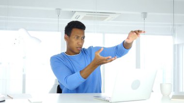 Yaratıcı Afro-Amerikan adam hayal yeni fikirler ve planları