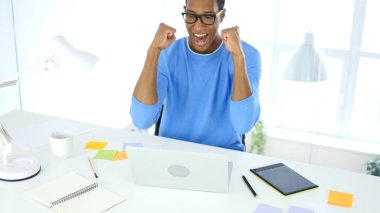 Dizüstü bilgisayar, heyecan çalışırken başarı kutluyor