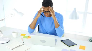 Kaybı, hata ve trajedi tarafından Afro-Amerikan yaratıcı tasarımcı için üzgün