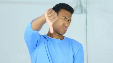 Başparmak aşağı Afro-Amerikan adam tarafından