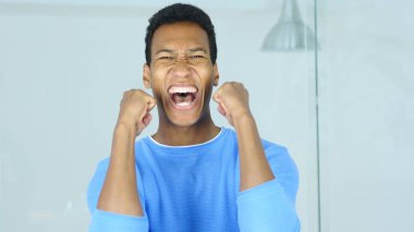 Afro-Amerikan adam başarı ofisinde kutluyor