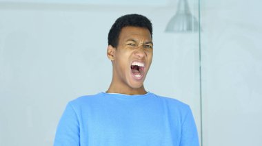 Çığlık üzgün Afro-Amerikan adam portresi