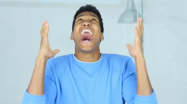 Gidiş deli, Afro-Amerikan adam çığlık öfkeli