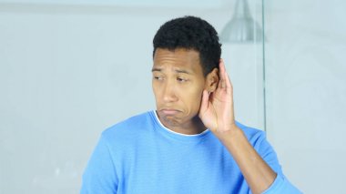 Dikkatli bir şekilde gizli dinleme genç Afro-Amerikan adam