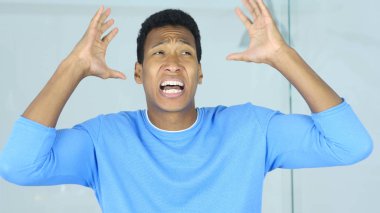 Üzgün genç Afro-Amerikan adam çığlık portresi