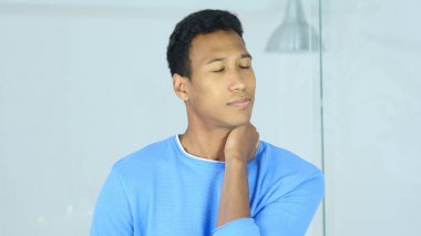 Boyun ağrısı, iş yükü ile iş yerinde Afro-Amerikan adam