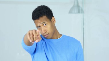 Parmak kamera doğru işaret eden genç Afro-Amerikan adam