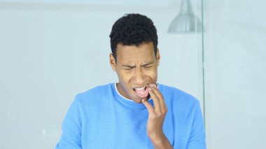 Diş ağrısı, diş ağrısı ile Afro-Amerikan adam