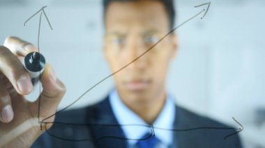 Şeffaf cam ofisinde büyüme grafik çizim