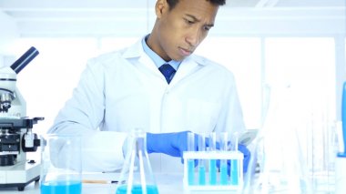 Bilim adamı kullanma Smartphone laboratuvar