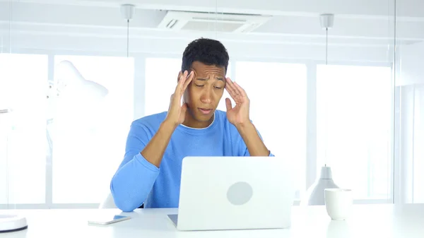 Afro-American Man med huvudvärk, spänningar och Stress — Stockfoto